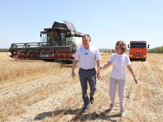   Юрий Слюсарь на проверке урожайности // фото: Пресс-служба Правительства Ростовской области