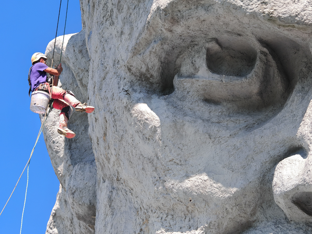 Промышленные альпинисты работают на реконструкции монумента "Мужество" в Брестской крепости. ©Sputnik