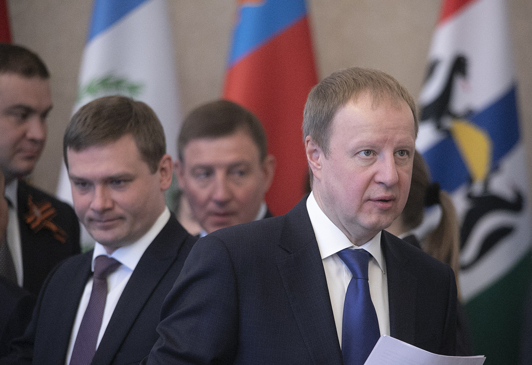    Слева направо: главы Омской области, Хакасии, Республики Алтай и Алтайского края — Виталий Хоценко, Валентин Коновалов, Андрей Турчак и Виктор Томенко. Фото Михаила Перикова