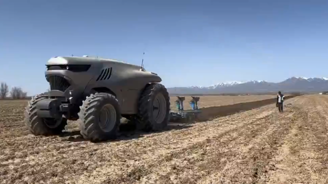 В Китае выпустили полностью автономный ИИ-трактор Honghu T70