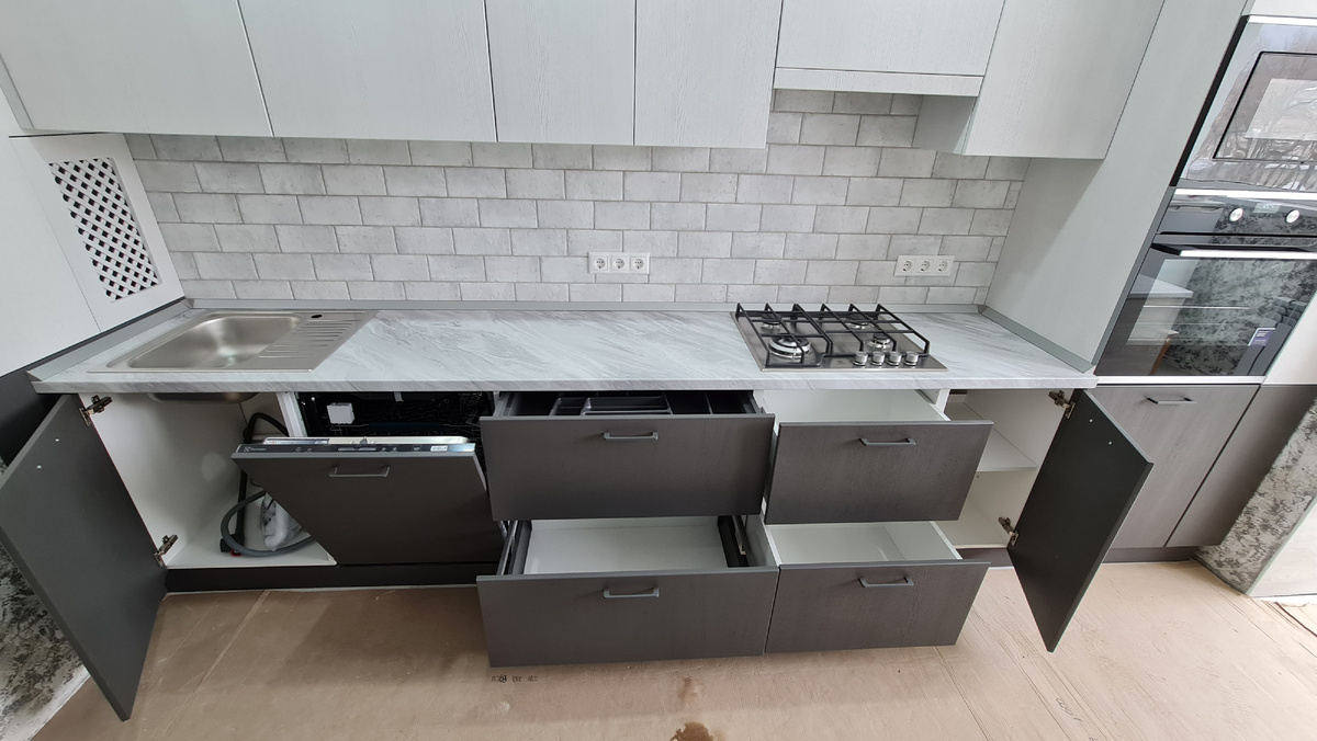 Под варочной панелью  выдвижные ящики, это место требует особой внимательности