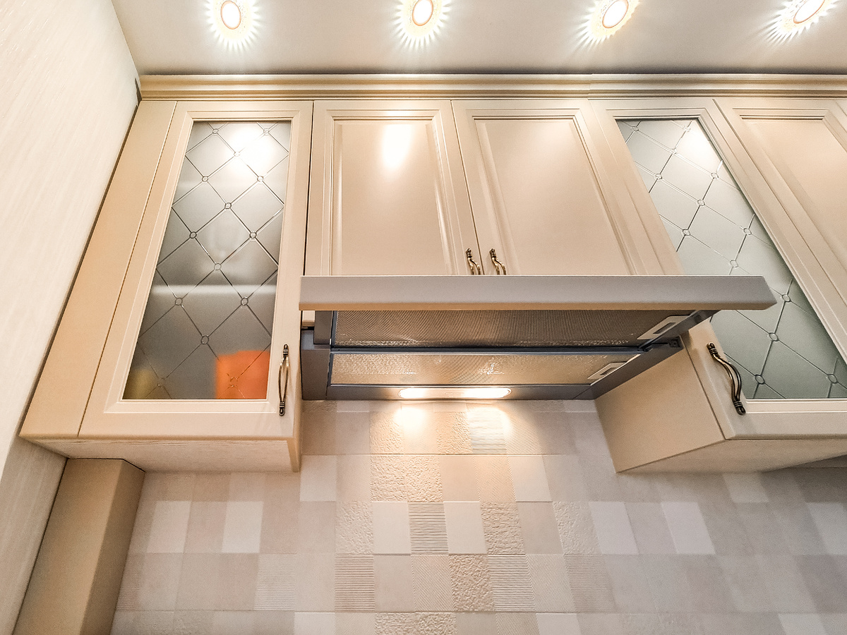 Короб слева закрывает газовую трубую Он съёмный, можно отодвинуть и проверить состояние трубы