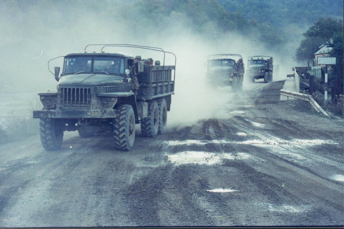 Колонная десантников на марше. Чечня