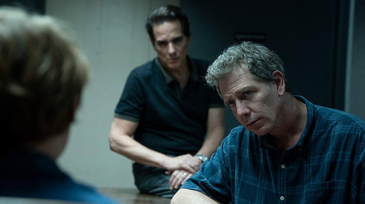 Кадры из сериала "Чужак" (2020).