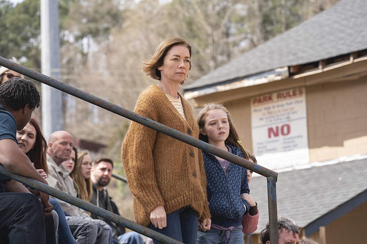 Кадры из сериала "Чужак" (2020).