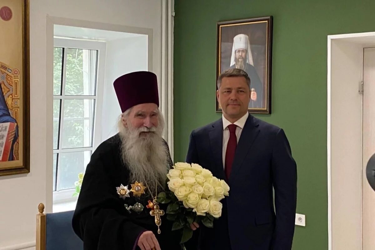    Псковский губернатор вручил протоиерею Олегу Тэору орден Дружбы