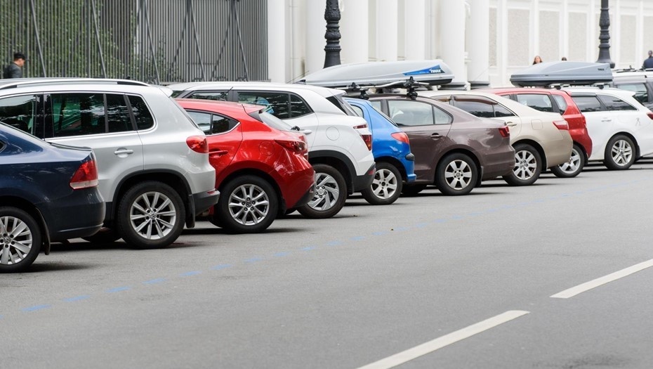    Парковка автомобилей в центре Санкт-Петербурга. Автор фото: Ермохин Сергей