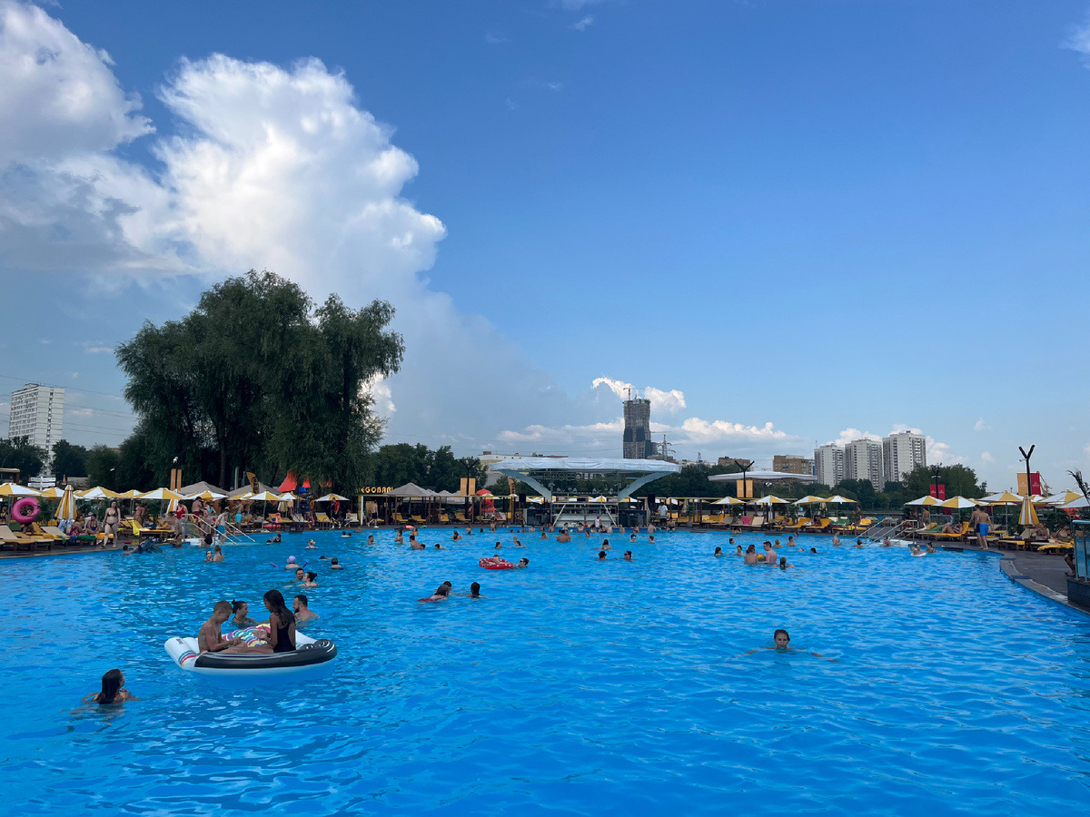 Вид на главный бассейн 