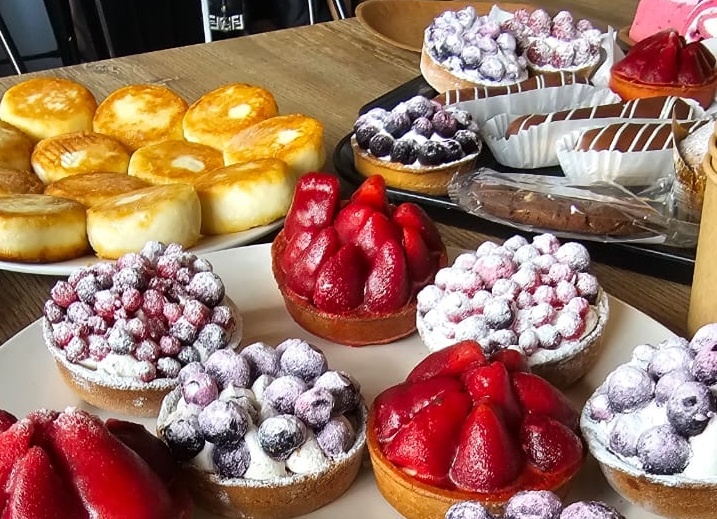 Ягодные тарты, эклеры, ванильные сырники - продукция FROST