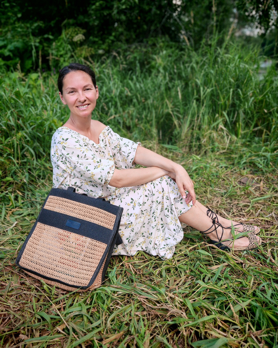 Привет! Меня зовут Екатерина, автор канала о красоте и женственности🌸. Вообще, на своём канале пишу про стильные образы, тренды и модные веяния. Но конкретное фото не совсем отражает суть канала, зато оно прекрасно передаёт настроение последней июльской недели. А помодничать мы ещё с вами успеем😉