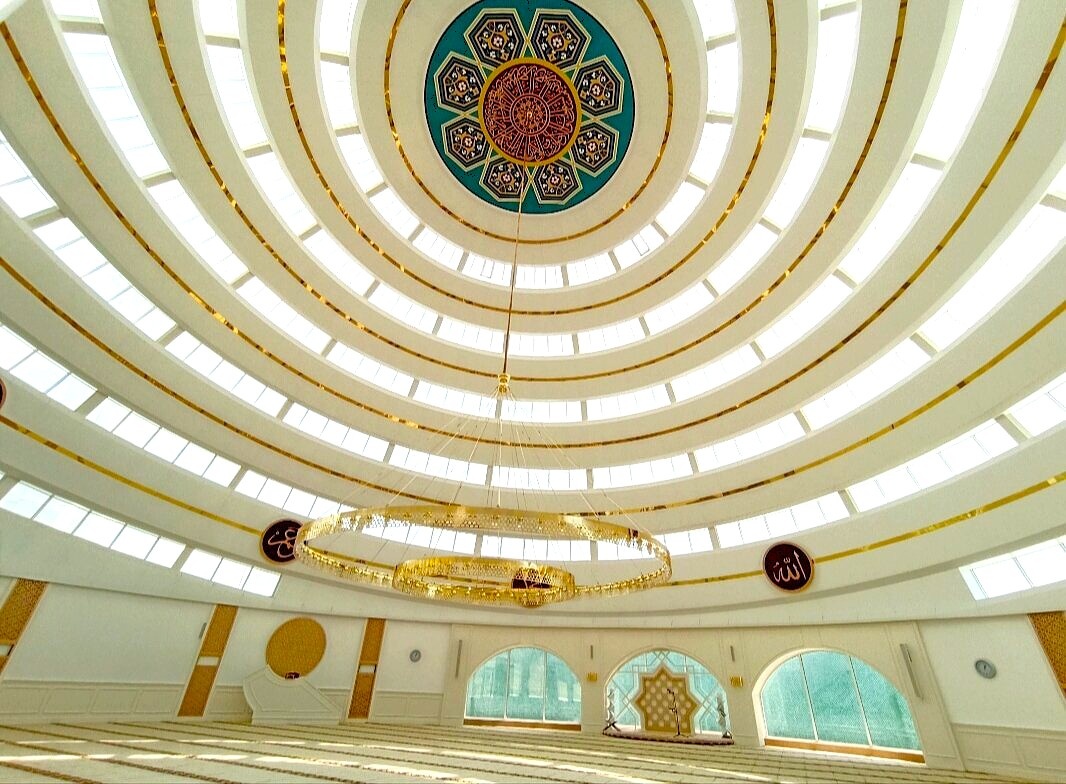 внутри мечети божественно красиво