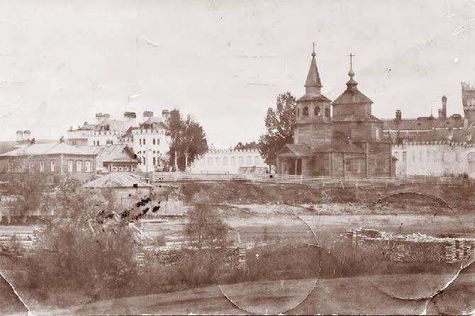    Вид на старую (деревянную) Михайло-Архангельскую церковь (открытка)