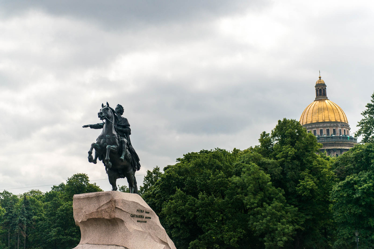 Гром-камень — монументальный гранитный постамент Медного всадника, видны следы обработки и естественная фактура скалы.