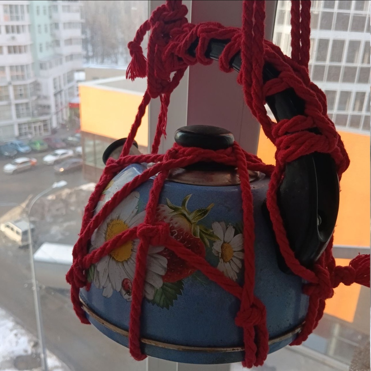 На фото: мой шибари-чайник. Висит, расслабляется, набирается энергии 😋