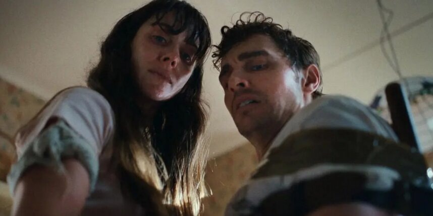    Милли (Элисон Бри) и Тиму (Дэйв Франко) в какой-то момент приходится прибегать к помощи электролобзика, чтобы разделиться"ВОЛЬГА"