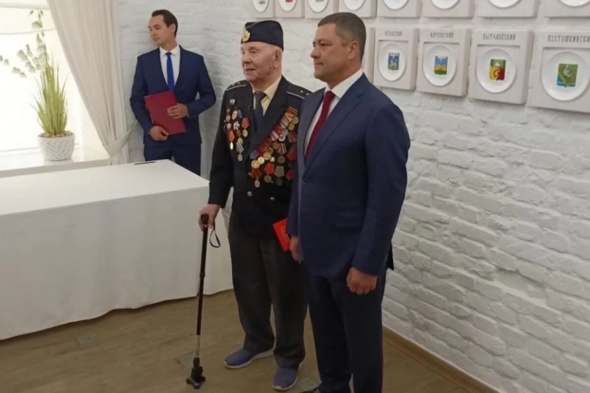    В Пскове выдворенному из Латвии 98-летнму ветерану вручили паспорт РФ