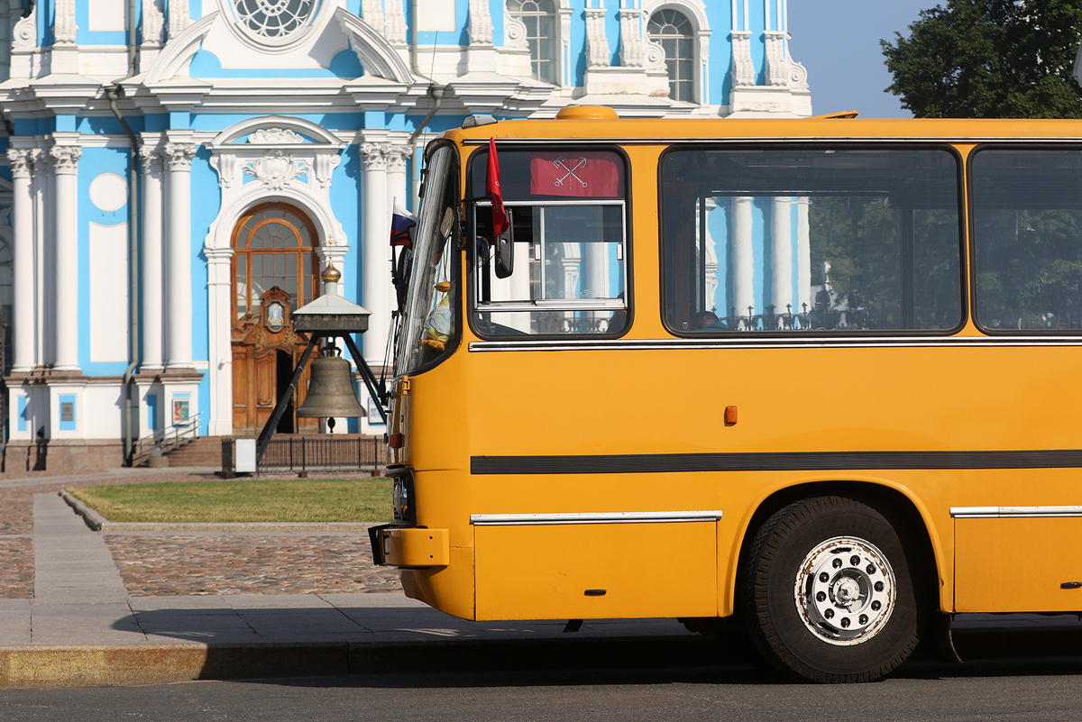 Ikarus и Смольный собор