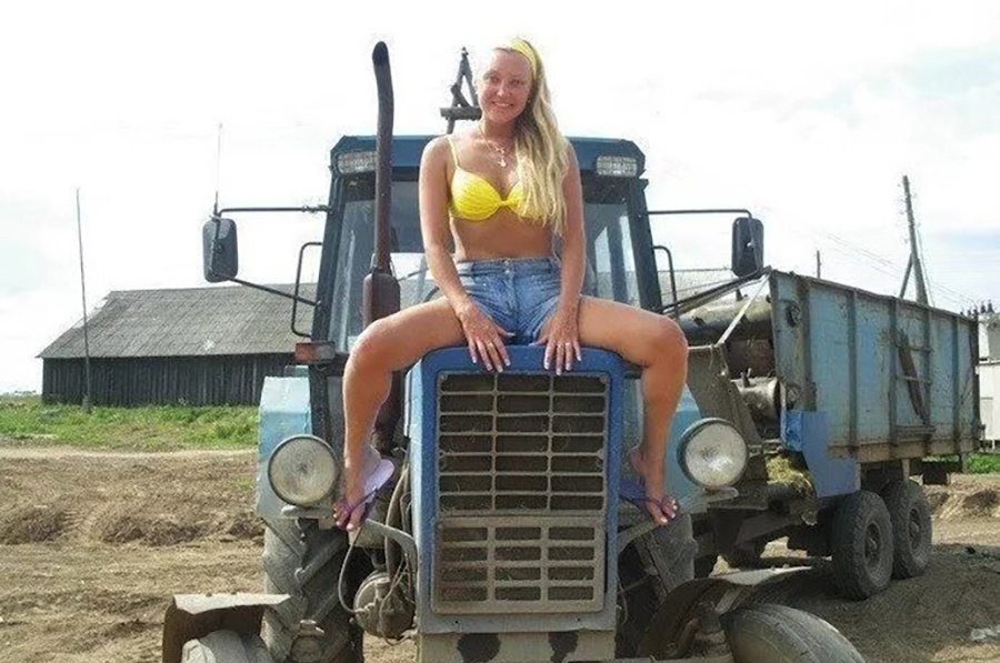 Девушка на тракторе