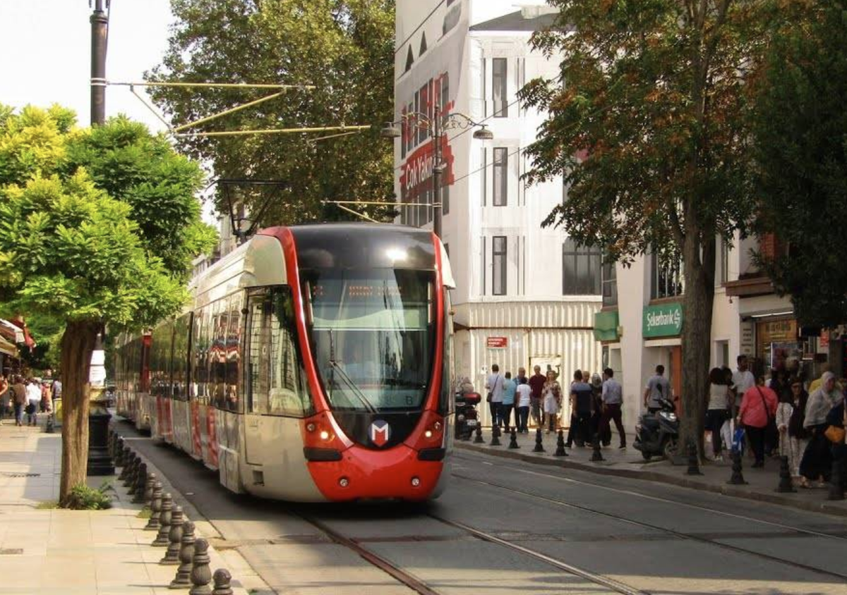 Так, кстати, выглядит сам трамвай. Чистый, удобный, с кондиционером.