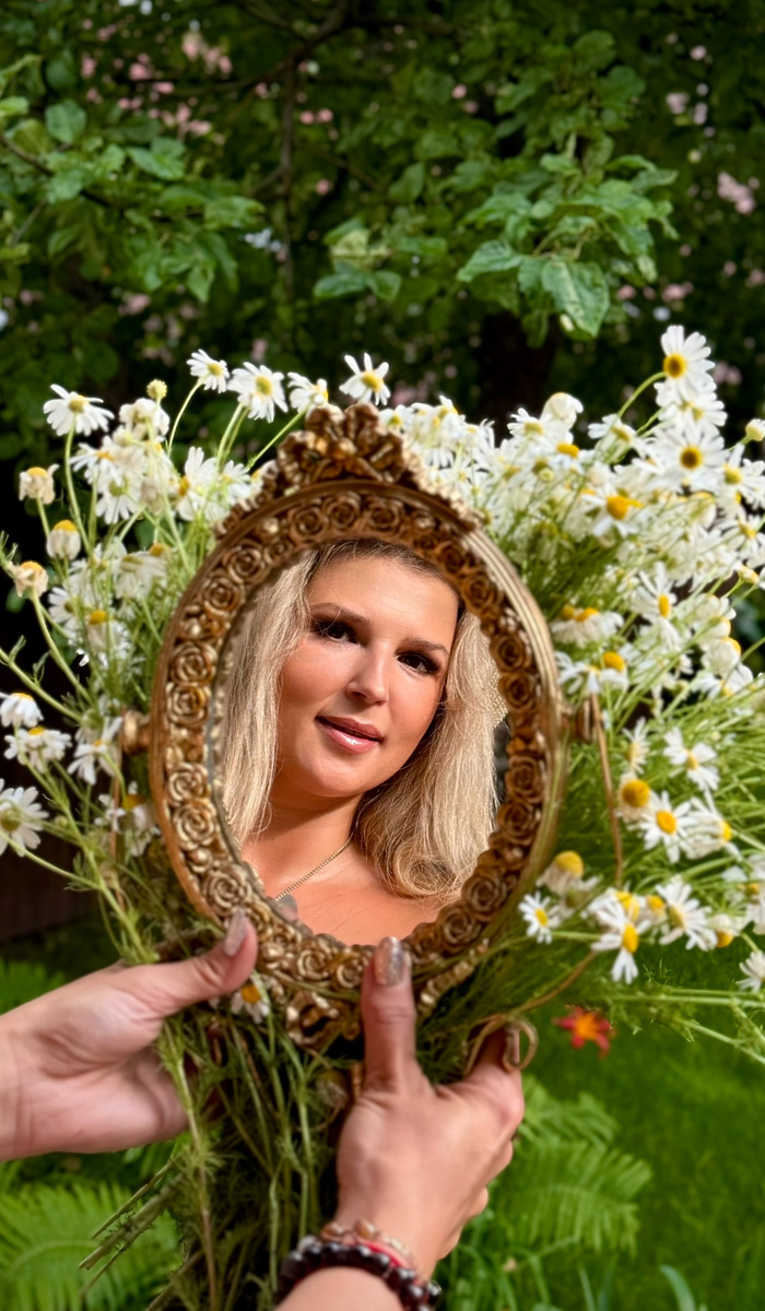 Фокус на лице, сад немного размыт, съёмка на портретный режим IPhone 16 pro