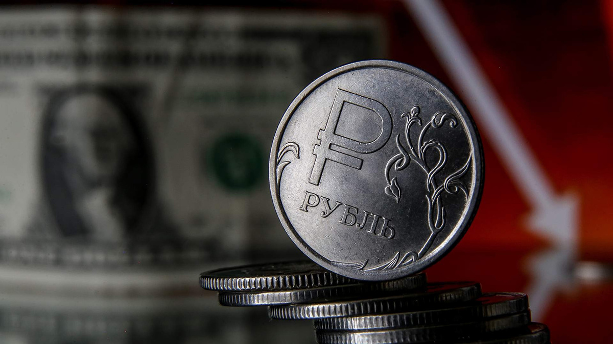 Почему рубль снова худеет