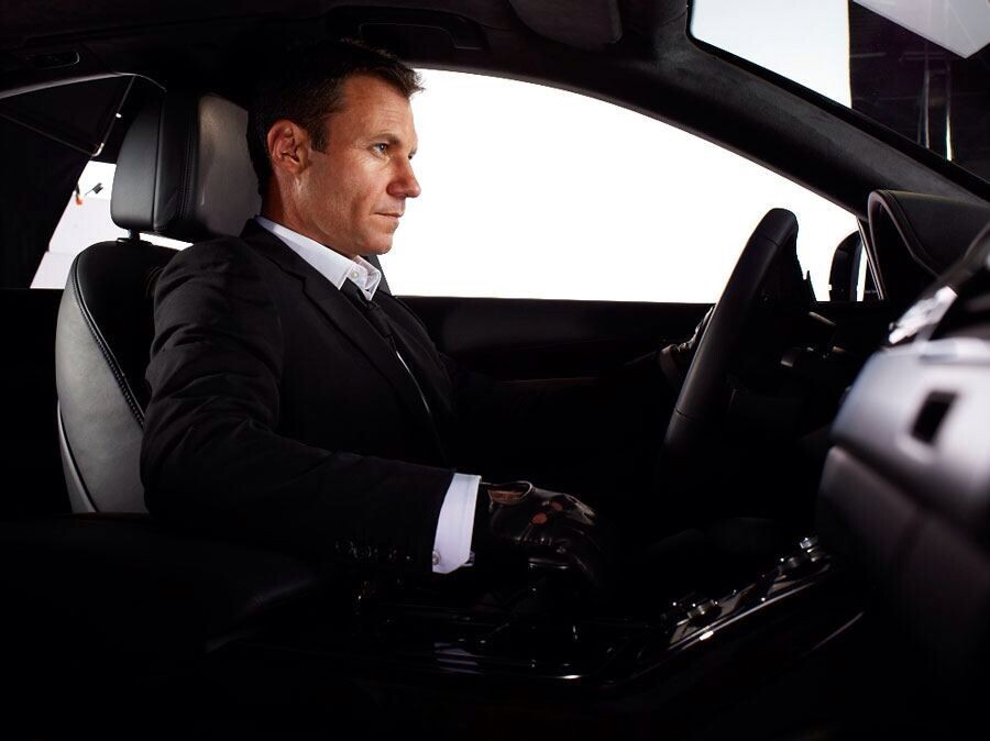 Он возит начальство.