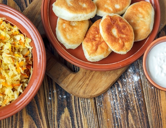 Пирожков захотелось? Этот рецепт идеального теста и сочной начинки — то, что вы искали