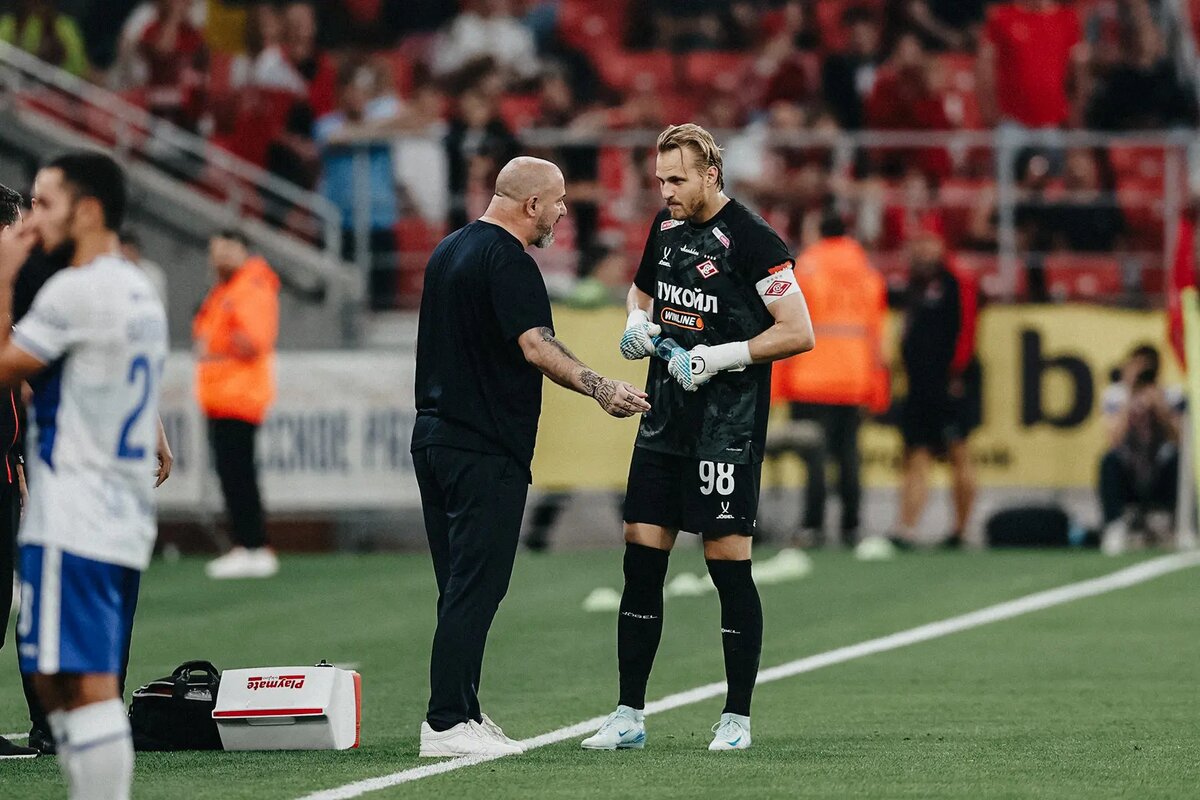Главный тренер "Спартака" Деян Станкович и вратарь Александр Максименко. Фото ФК СПАРТАК