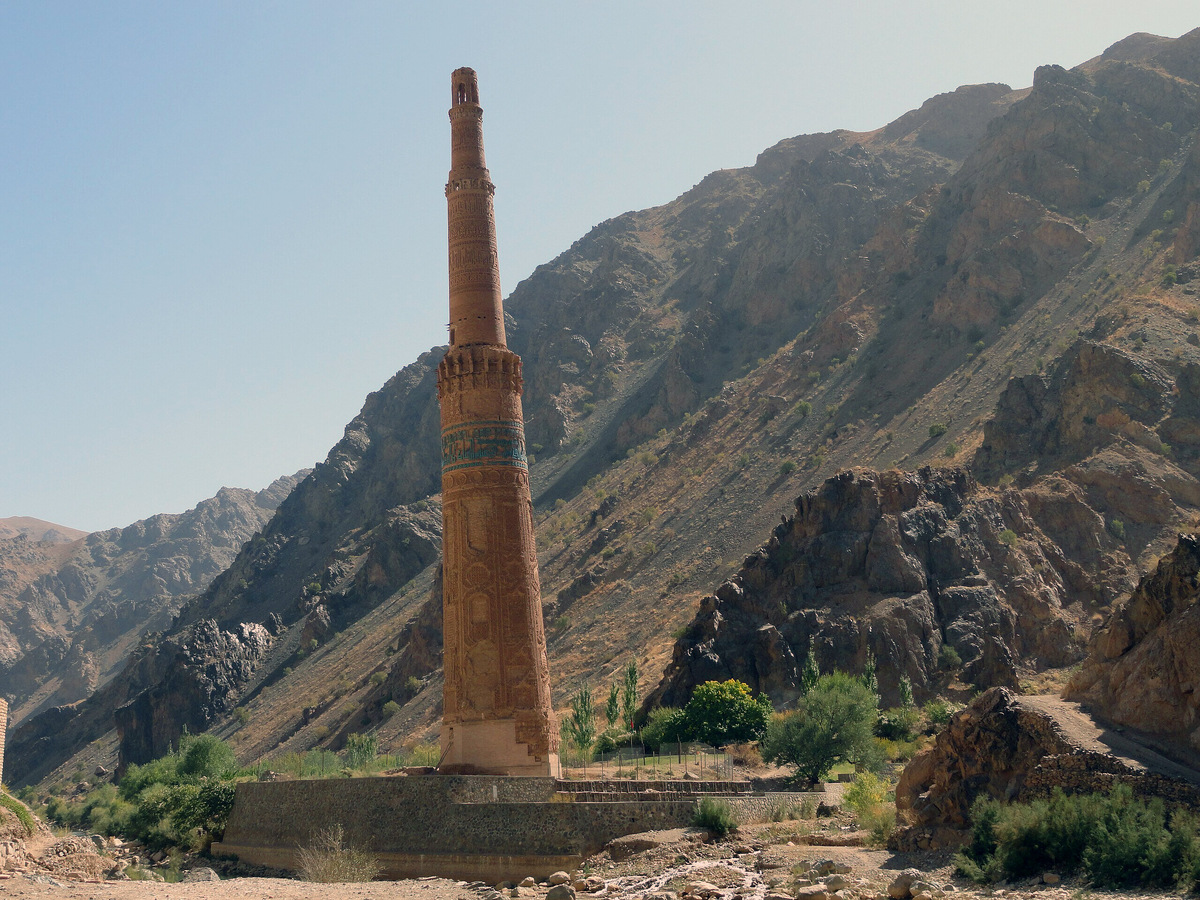 Минарет расположен в непроходимом безлюдном ущелье. Крупных населённых пунктов рядом нет, поэтому немногие туристы готовы сюда добираться. Фото: AhmadElhan / Wikimedia