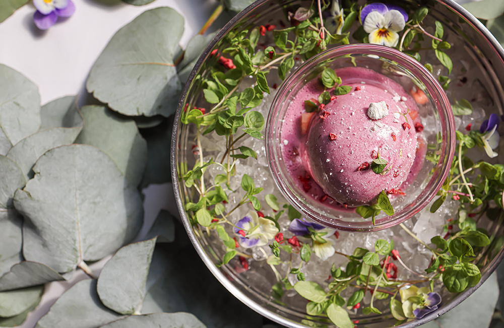     Фиалковый сорбет, навеянный образом набоковской Лолиты, идет с россыпью сублимированной малины, крошкой безе и цветами фиалки.    
 Фото: ЦДЛ