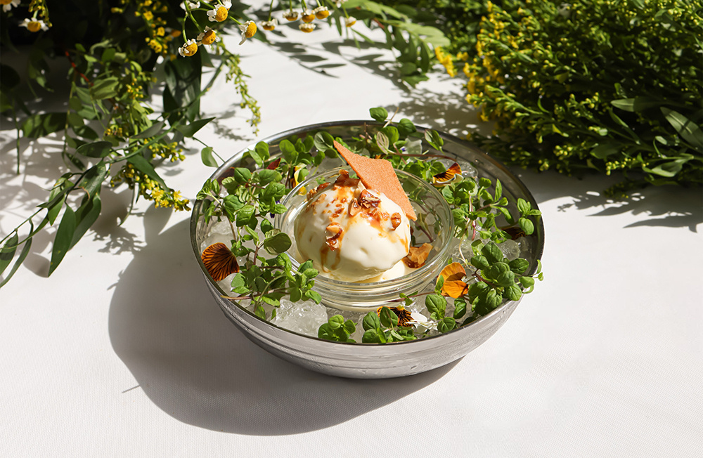     Ванильный шербет с хрустящим фундуком в карамели создан по мотивам произведения Флобера «Воспитание чувств».     
 Фото: ЦДЛ