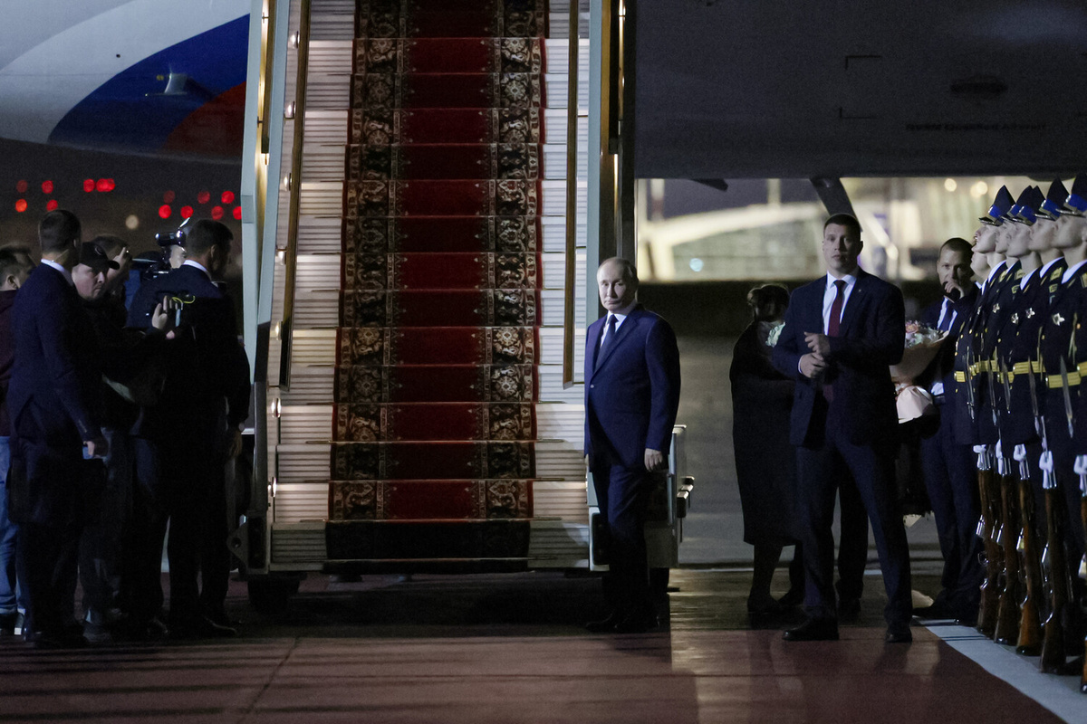 Президент РФ Верховный Главнокомандующий ВС РФ Владимир Владимирович Путин встречает освобожденных российских граждан (фото из Яндекс.Картинки)