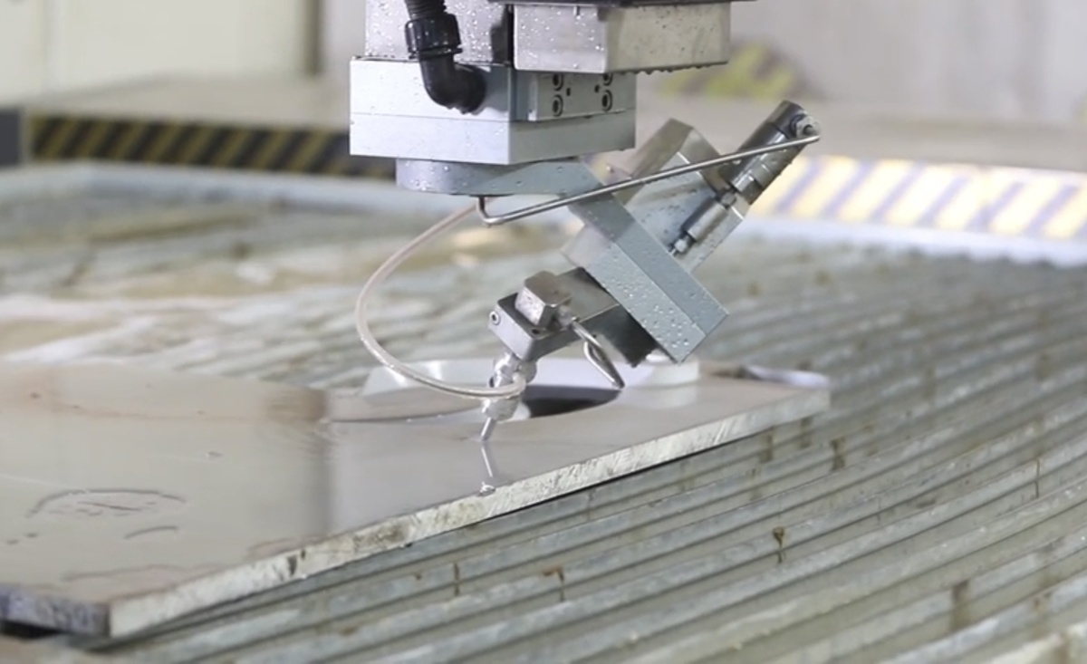 на фото гидроабразивная резка под углом