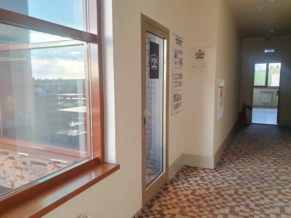 Вход в Гриль-бар "Артурс"