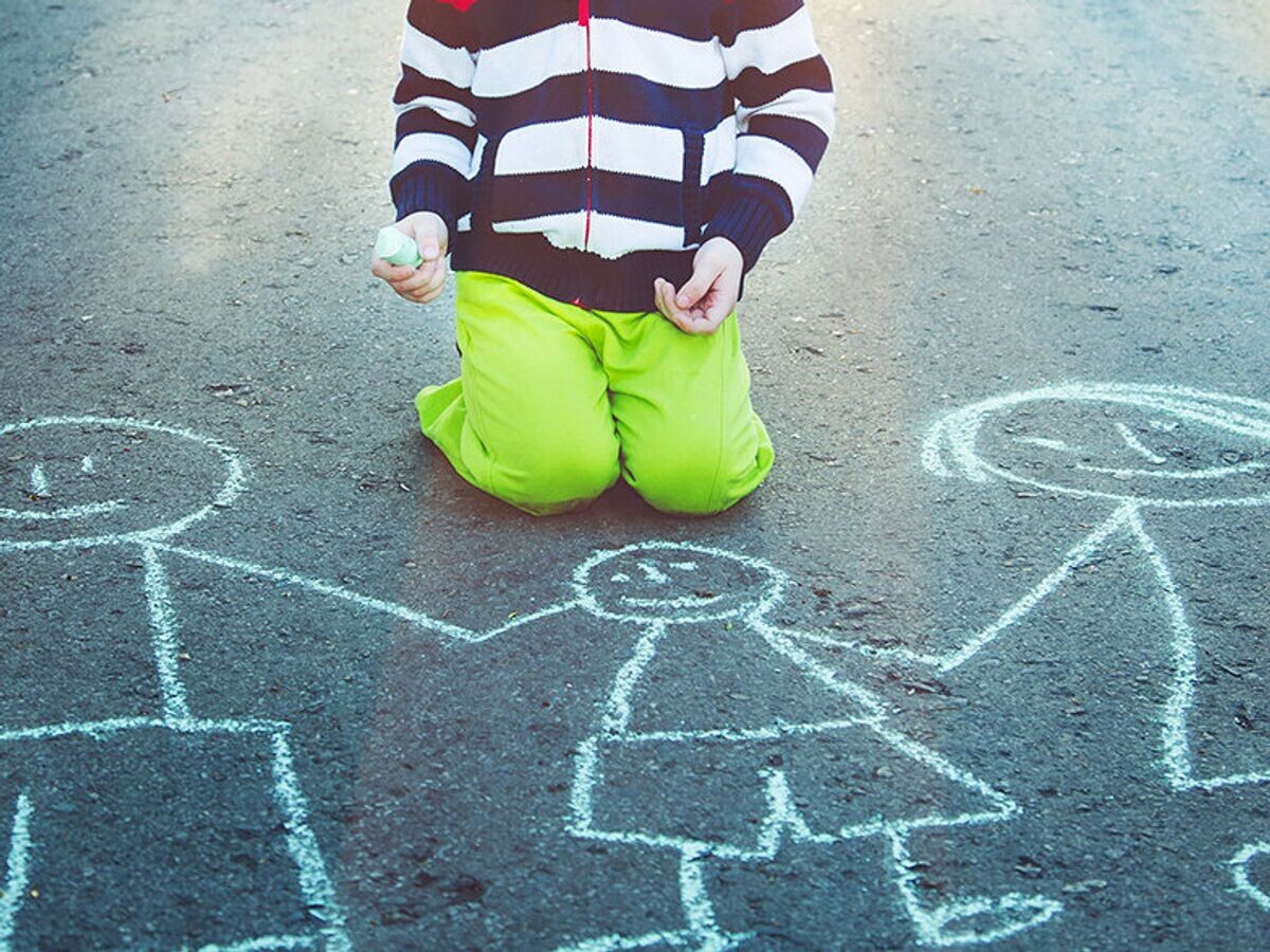    Ребенок рисует на асфальте мелом© Depositphotos.com / ulkas78