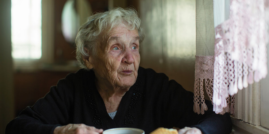 Уход за пожилыми людьми старше 80 лет: сколько платят и как оформить пособие