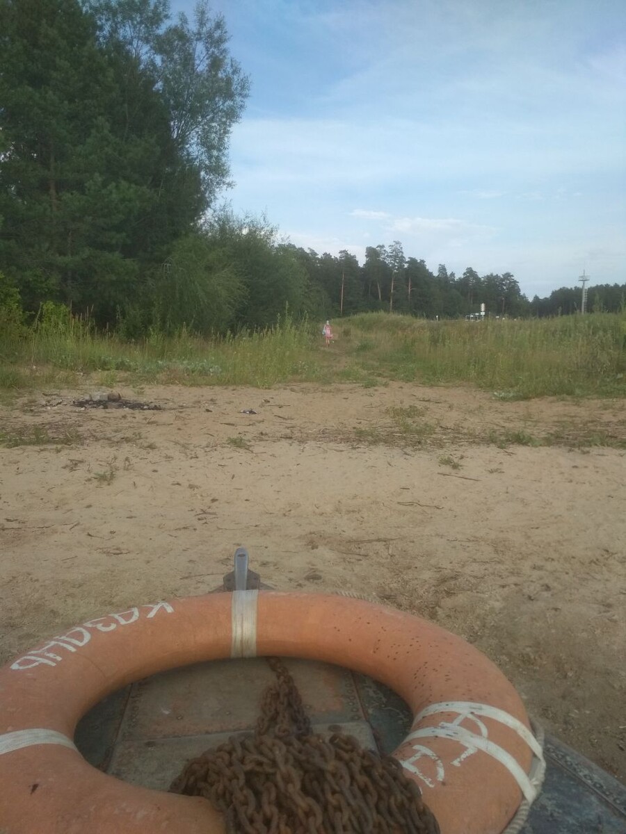 Фото: Елены Тюриной. Вид на пляж и базу нефтяников. Июль 2025 г.