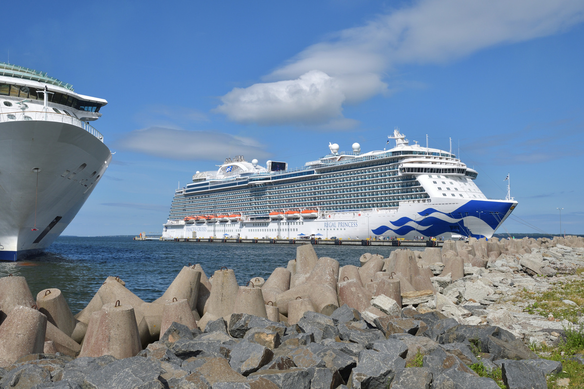 Круизный лайнер "REGAL PRINCESS" водоизмещением около 142 000 тонн, в порту Таллина. Фотография: Соловьёв В.Ю.