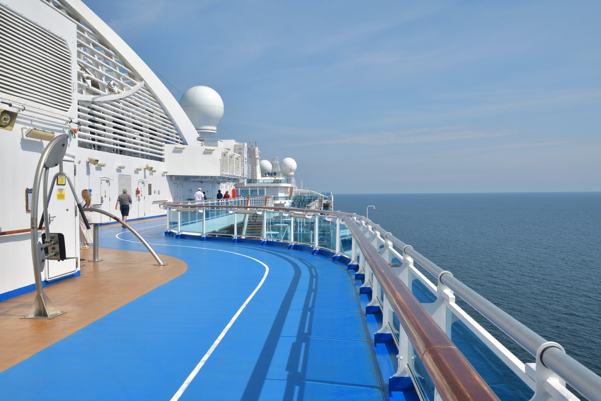     Дорожка для прогулок и пробежек на верхней палубе. Фотография: Соловьёв В.Ю.