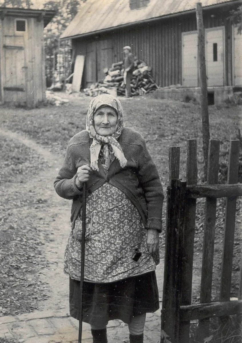 Деревенская старушка. Архивное фото