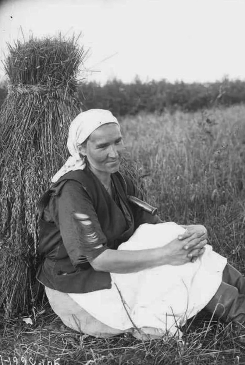 Старели в старину гораздо быстрее, чем сейчас. Никто не скажет, что женщине с фото едва больше 30ти лет🥶 Архивное фото