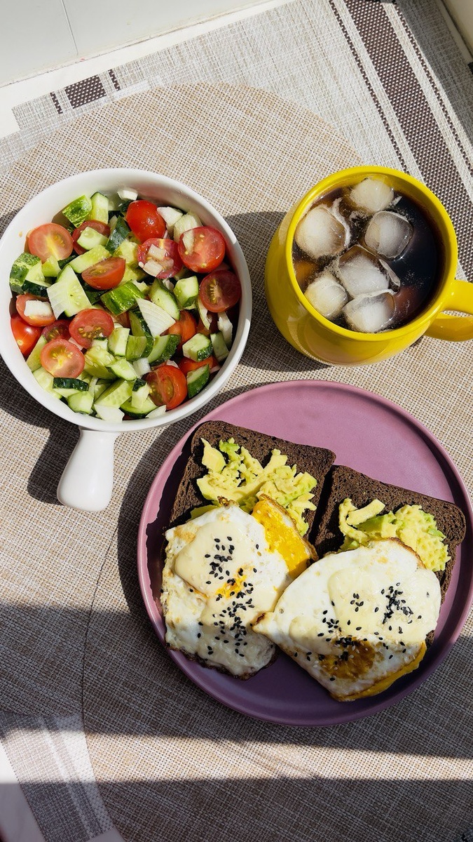 Вот такие завтраки готовила себе, когда набрала вес. Здесь я очень сильно отошла от системы порций, т.к. порции еды большие и явно превышают 500 грамм.