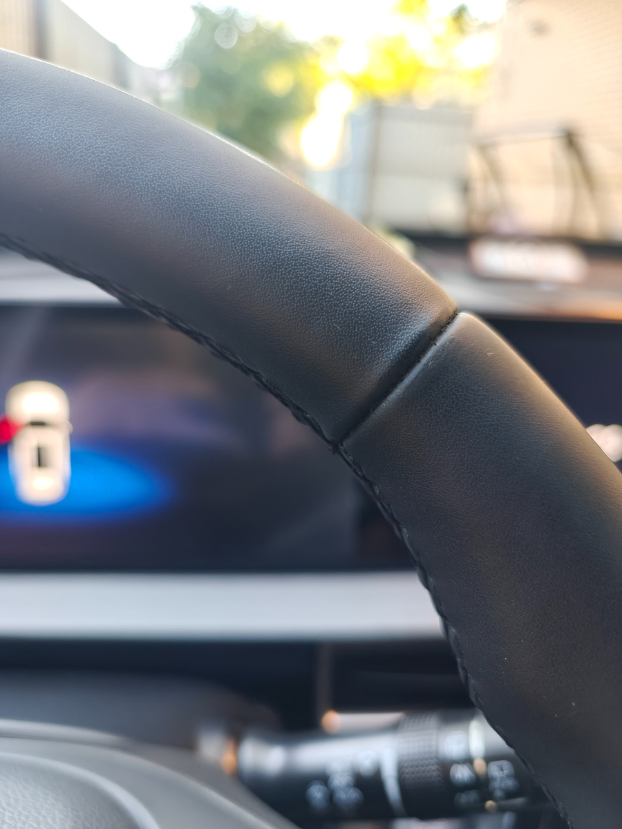 Слегка облез руль 