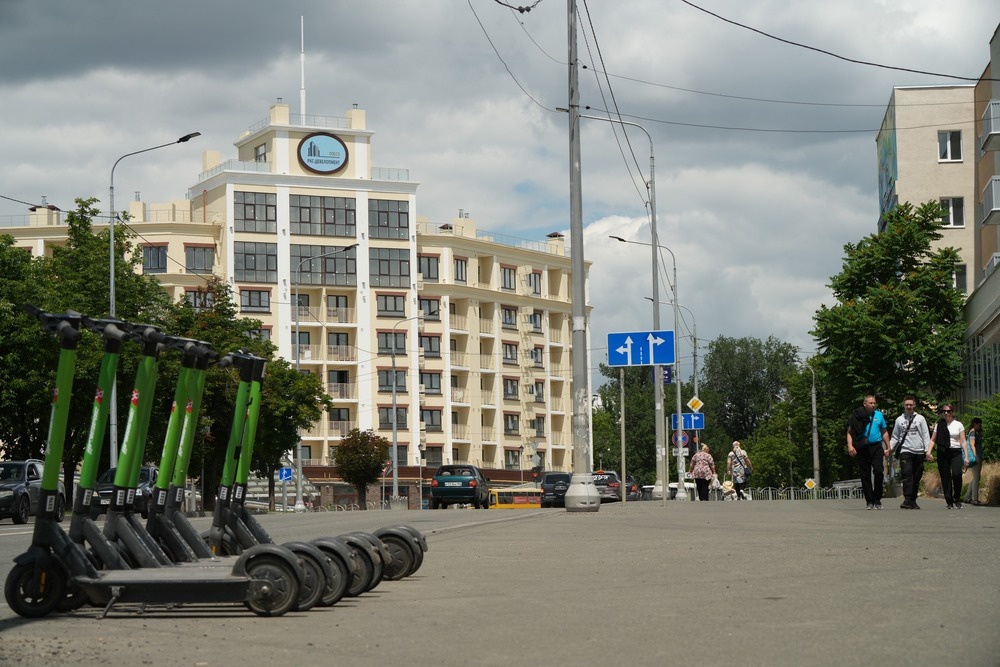    "Дом с часами" - одна из визитных карточек Мариуполя. В апреле 2022 года он был сожжен украинскими нацбатами при отступлении на "Азовсталь". Российские строители в рекордные сроки построили новый ЖК, сохранивший архитектуру прежнего. / РИА Новости