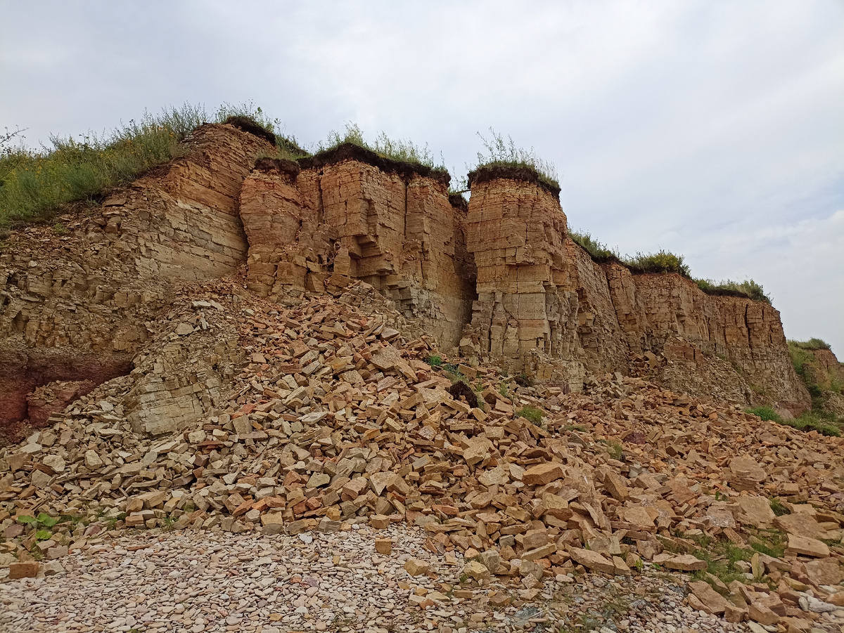 будто руины крепости, но это Ильменский глинт
