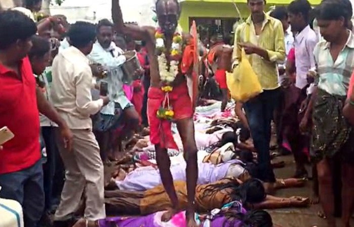 Ритуал - живая дорога из женщин. Топтание священником, чтобы забеременеть.