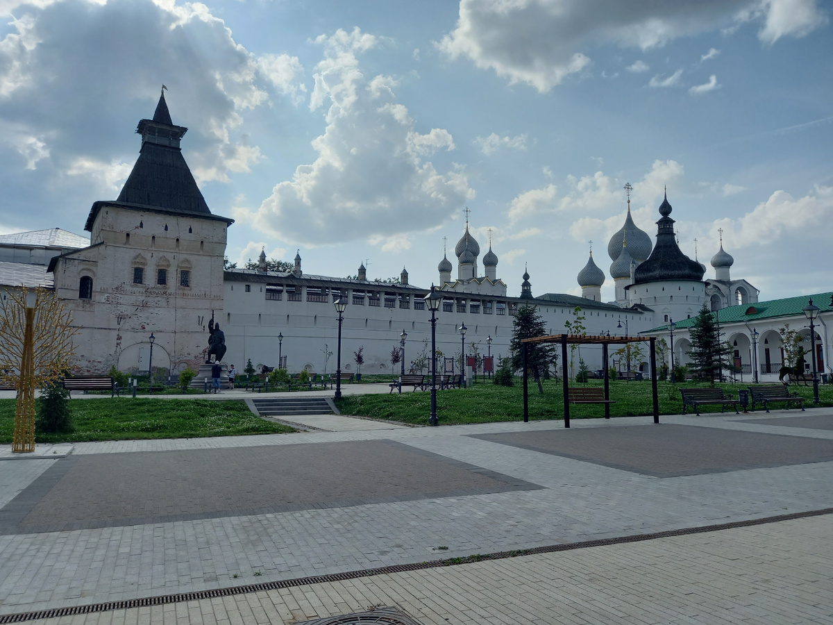 Сквер у стен Ростовского кремля. Фото автора.