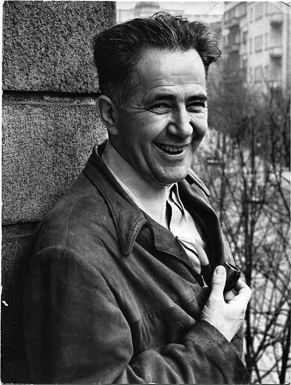 Милован Джилас. Один из организаторов партизанского движения в Югославии. Генерал-лейтенант (звания лишен). Впервые выдвинул тезис о возникновении в Югославии нового правящего класса. Он обосновал в своей книге «Новый класс: Анализ коммунистической системы» тезис о возникновении в СССР, Югославии и других социалистических странах нового правящего класса привилегированной партийной бюрократической верхушки, эксплуатирующей общество. Её автору книга принесла семь лет заключения.