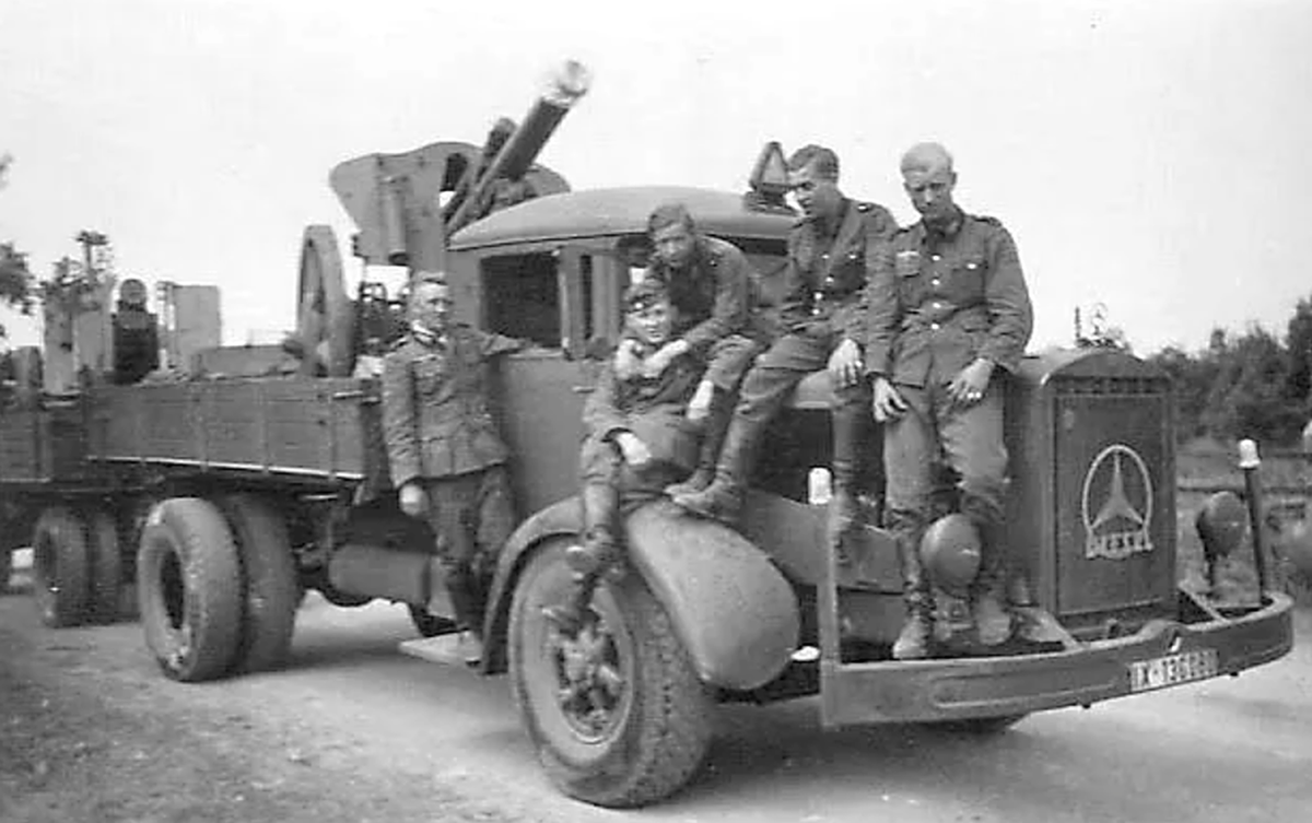 Автотягач везёт две 105-мм гаубицы (вермахт, 1940 год).