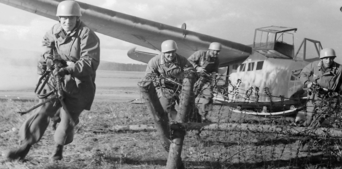 Немецкие десантники тренируются в высадке с планера.